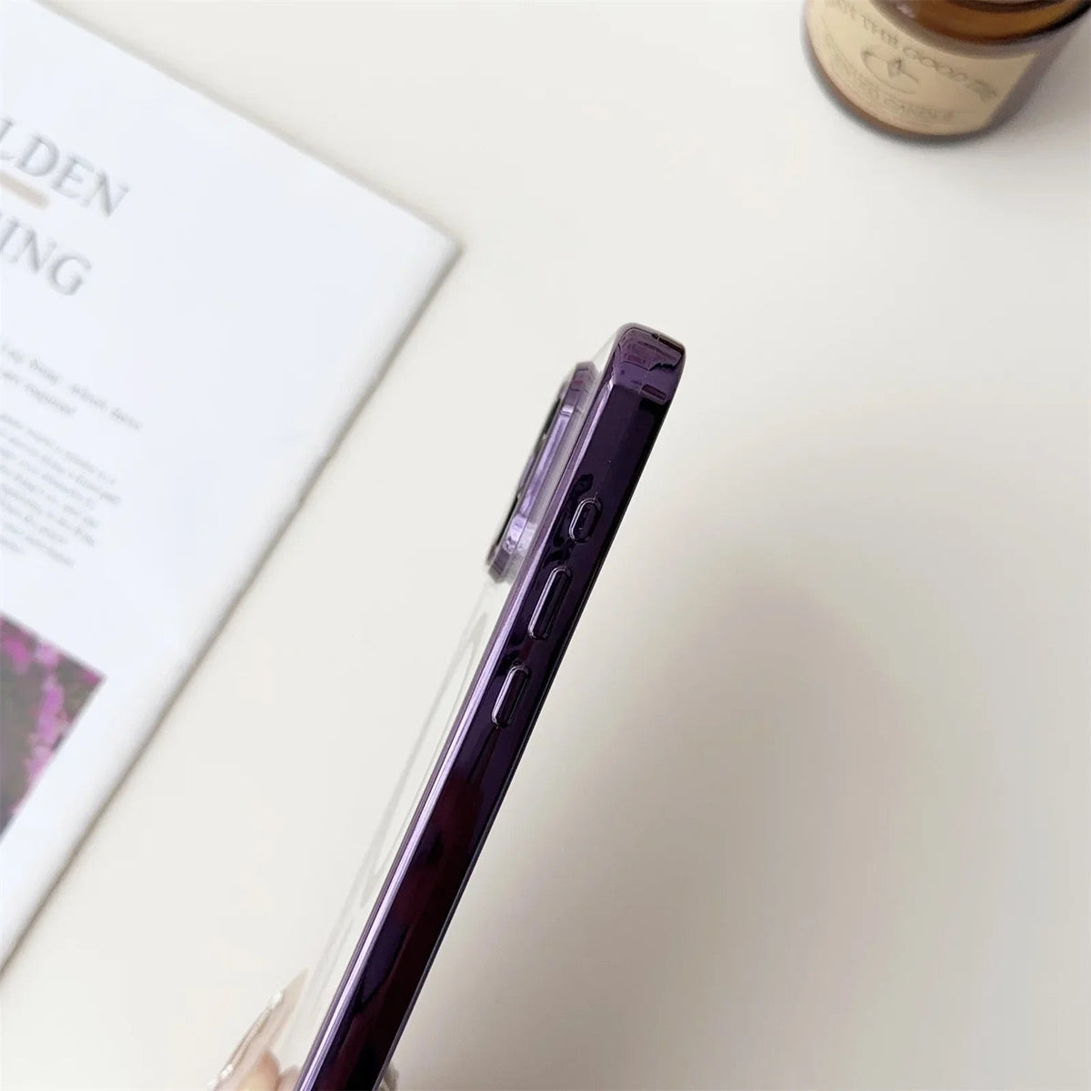 Paars telefoonhoesje met transparante rand, close-up van zijkant met knoppen | Boutique Moda