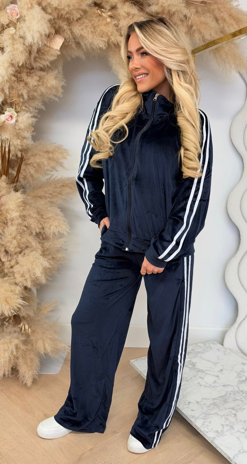 Velours joggingpak in marineblauw met witte zijstrepen, vest met rits en rechte broek, vooraanzicht