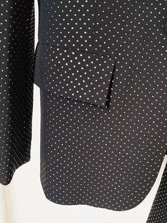 Driedelig glitterbroekpak: blazer met strass, bralette en flared broek in zwart, close-up van de zakklep en de glitters