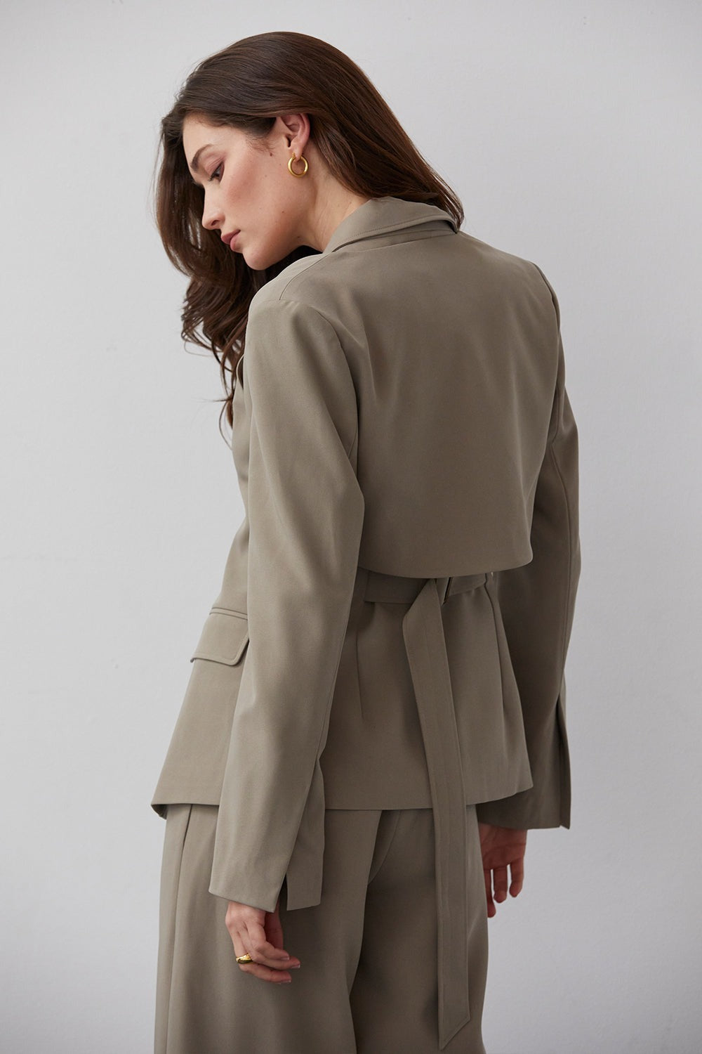 Blazerset met bolero en gilet in taupe, gedragen, achteraanzicht