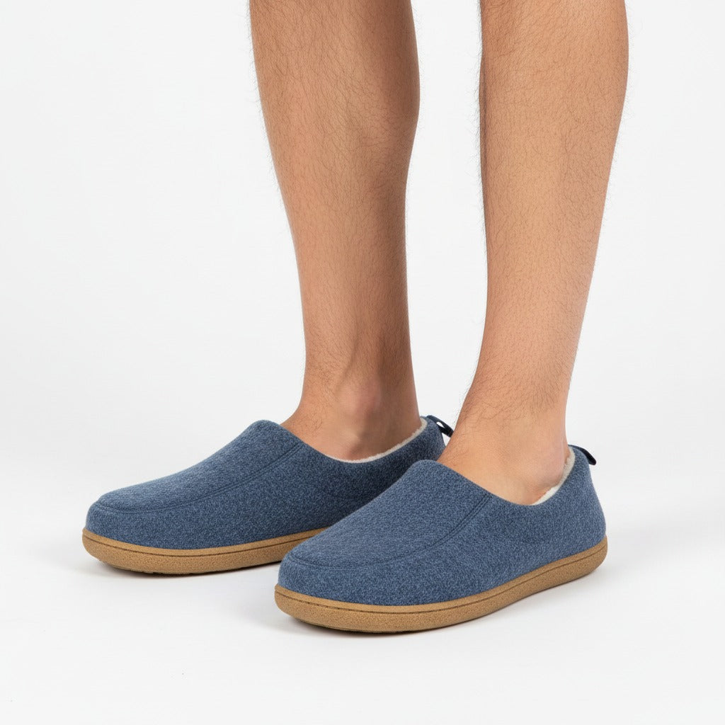 Marineblauwe pantoffels gedragen