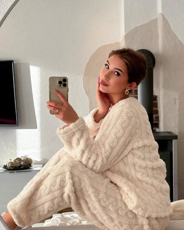 Ivoorwitte fleece pyjama, spiegelselfie