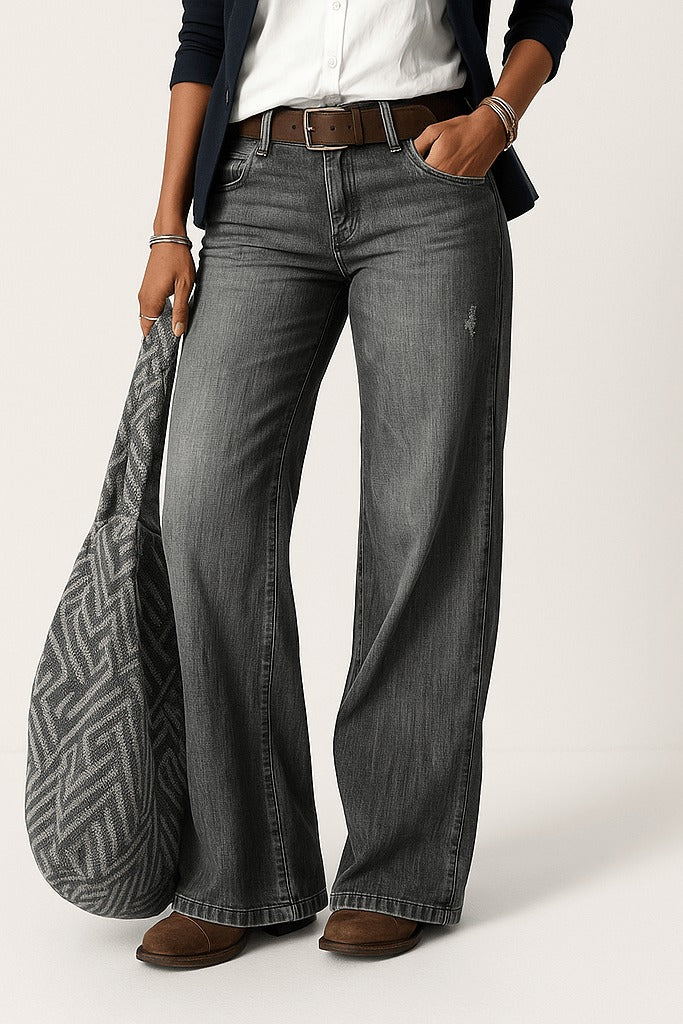 Damesjeans met wijde pijpen in grijs, gedragen, vanaf de taille