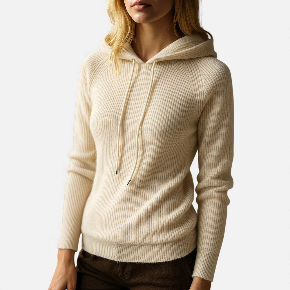 Vrouw in een gebroken witte hoodie met geribde boorden en een bruine broek | Boutique Moda
