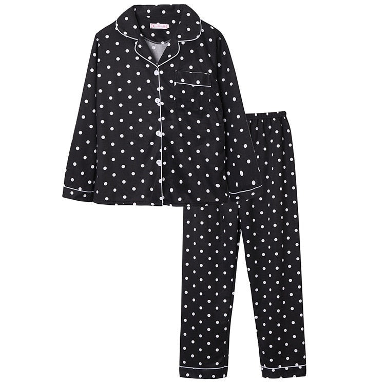 Pyjama met doorknoopshirt en lange broek, uitvoering zwart gestipt, plat neergelegd
