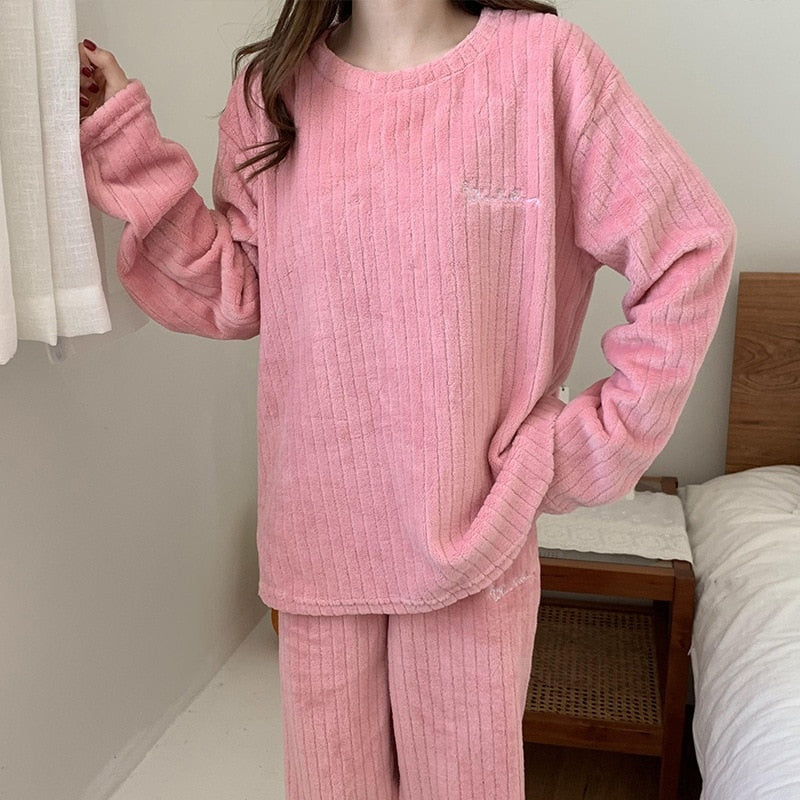 Geribd fleece huispak in roze, close-up