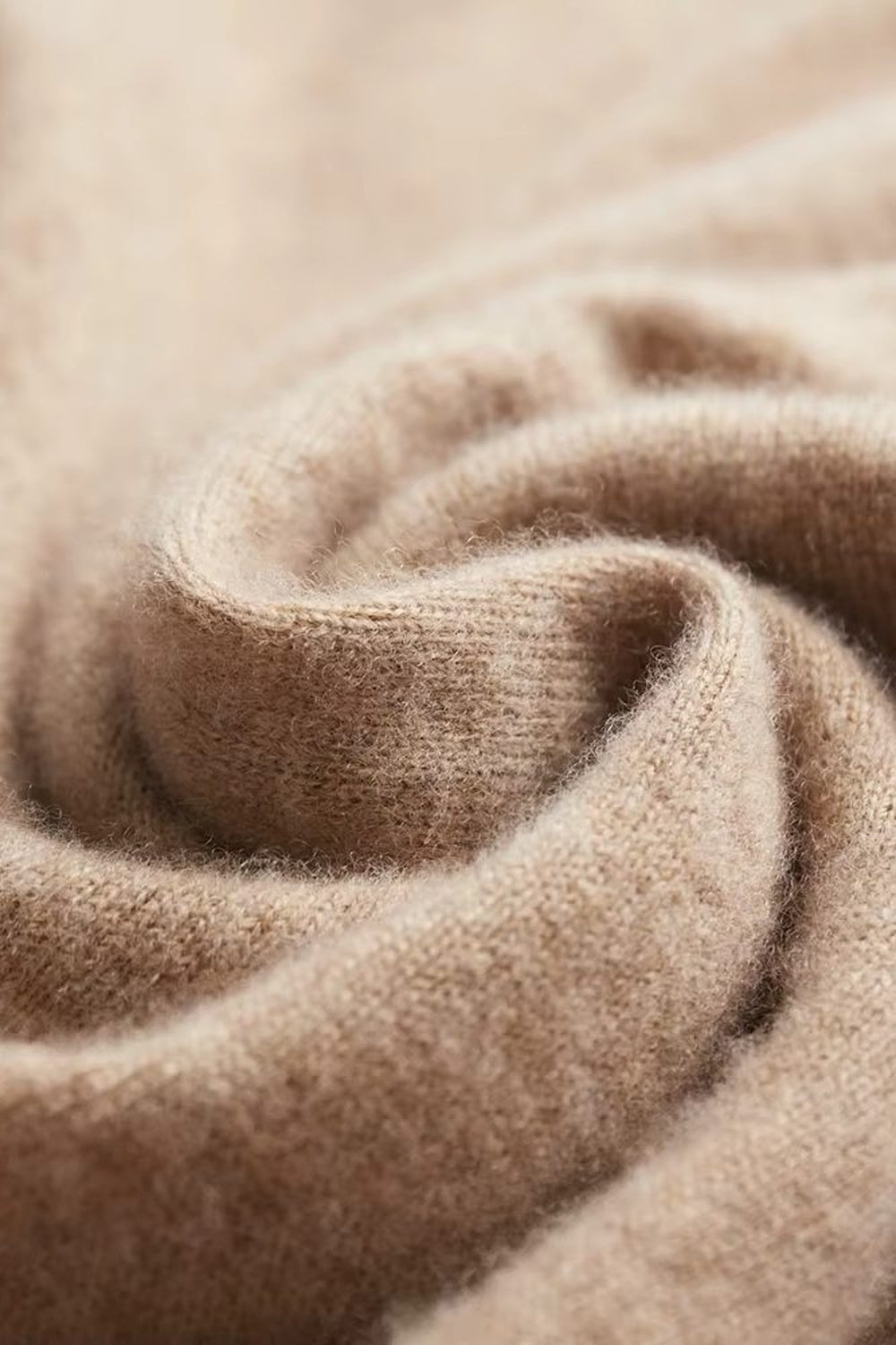 Gebreide trui met capuchon voor heren in beige, close-up van het fijne breiwerk