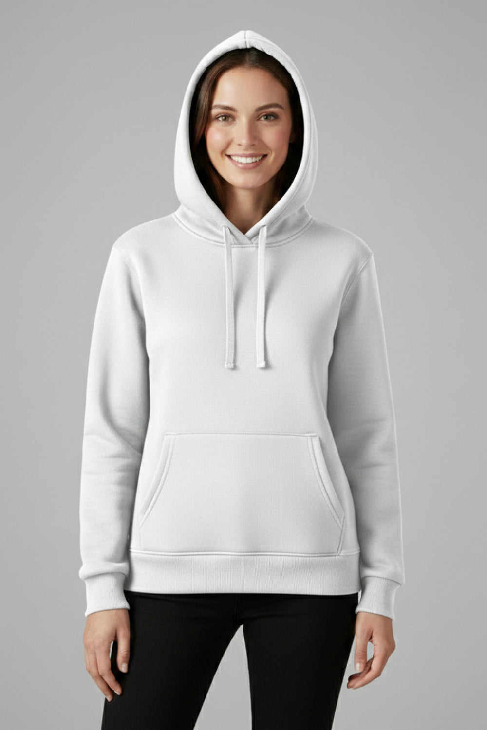 Vrouw in een witte basic hoodie met kangoeroezak en geribde zoomband | Boutique Moda