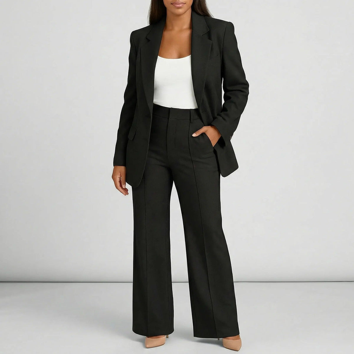 Broekpak met lange blazer en wijde broek in zwart, gedragen, vooraanzicht
