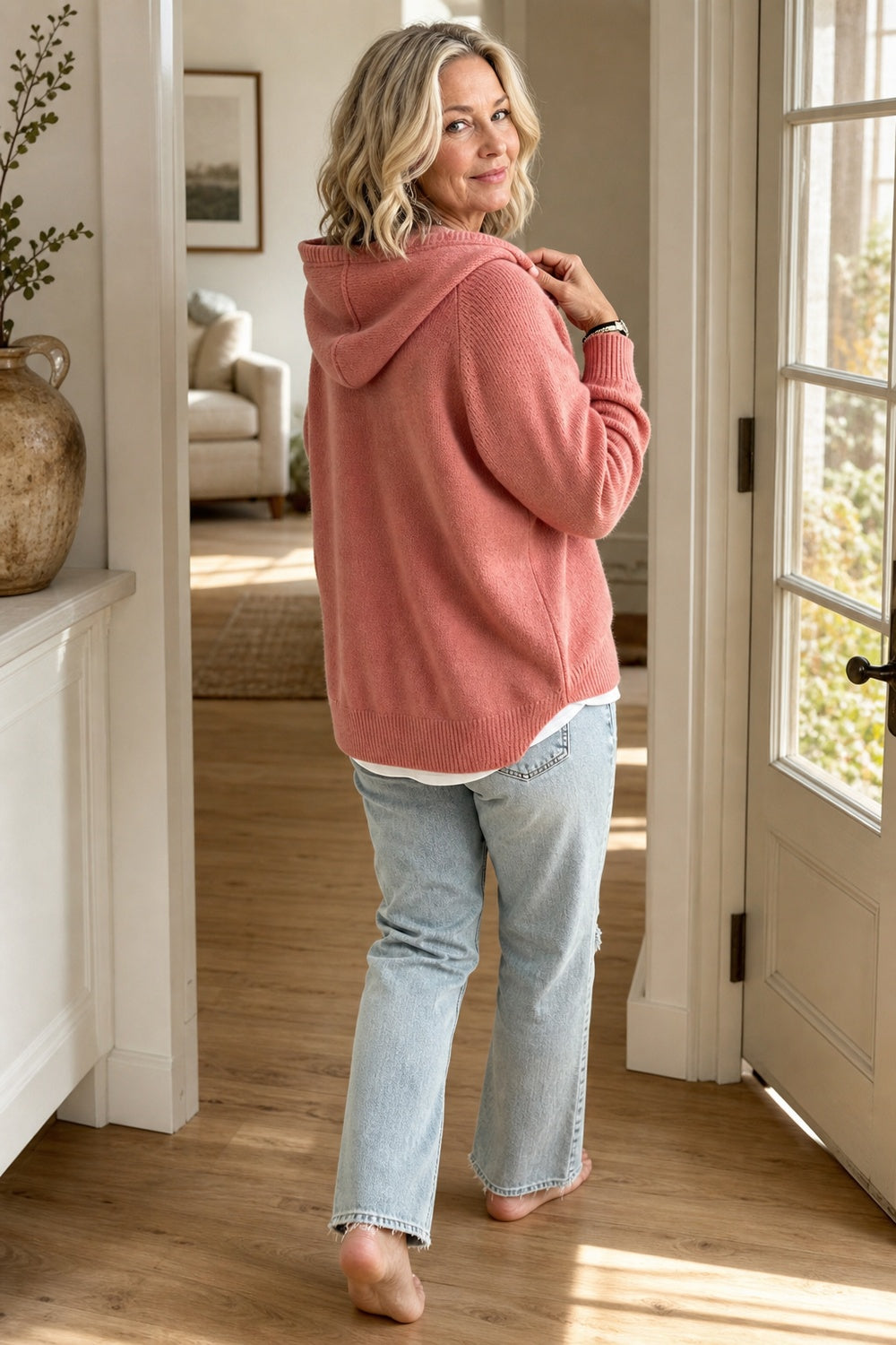 Achteraanzicht van de roze gebreide hoodie met capuchon en raglanmouwen | Boutique Moda