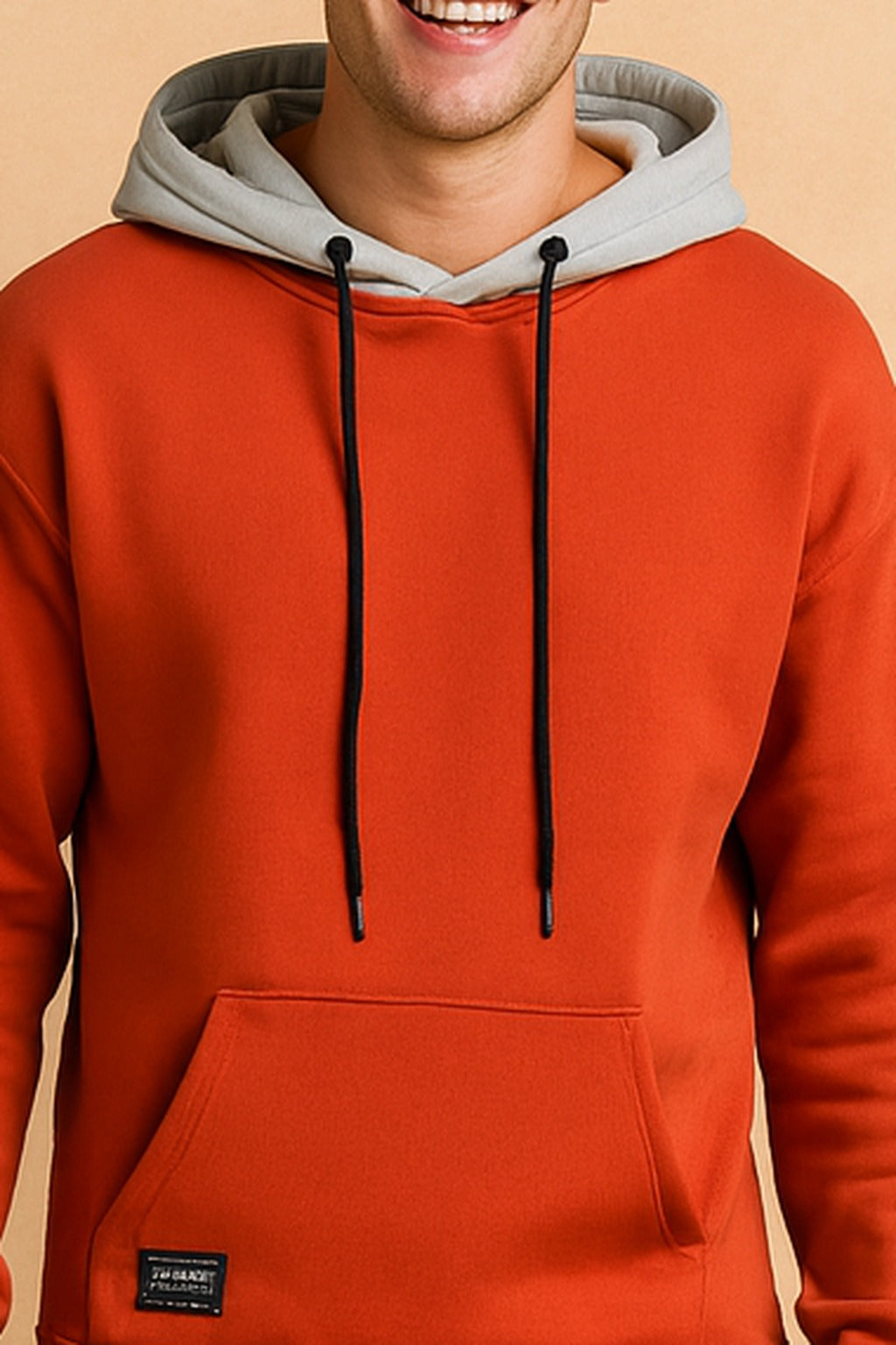Hoodie met contrastcapuchon voor heren in oranje, close-up van de contrastcapuchon en de koorden