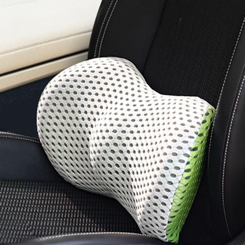 Wit geperforeerd rugkussen met groen accent op zwarte autostoel | Boutique Moda
