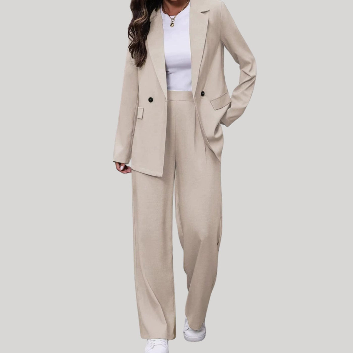 Broekpak met double-breasted blazer en wijde broek in crème, gedragen, vooraanzicht