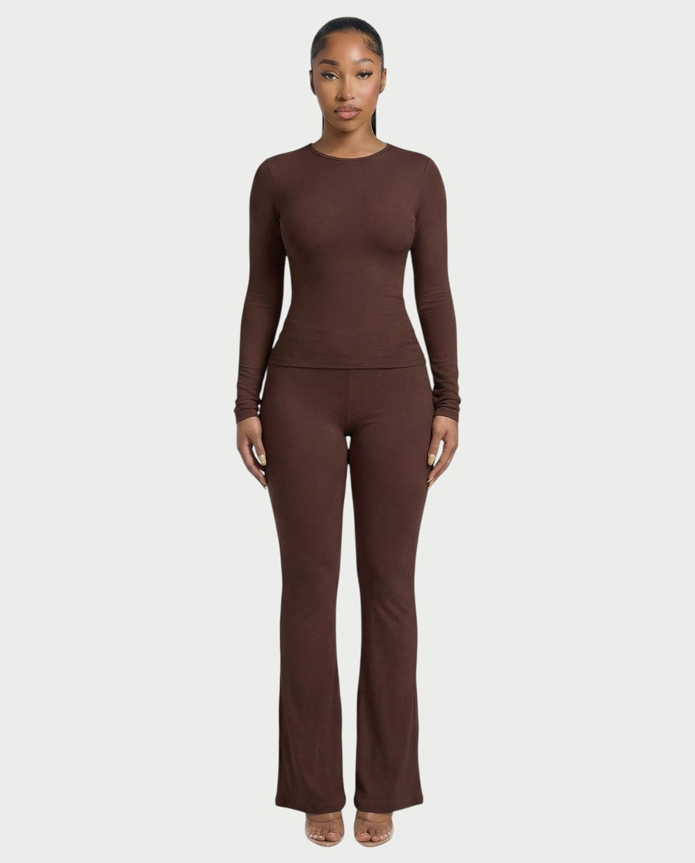 Co-ord set in bruin, strakke longsleeve en flared broek met hoge taille, vooraanzicht