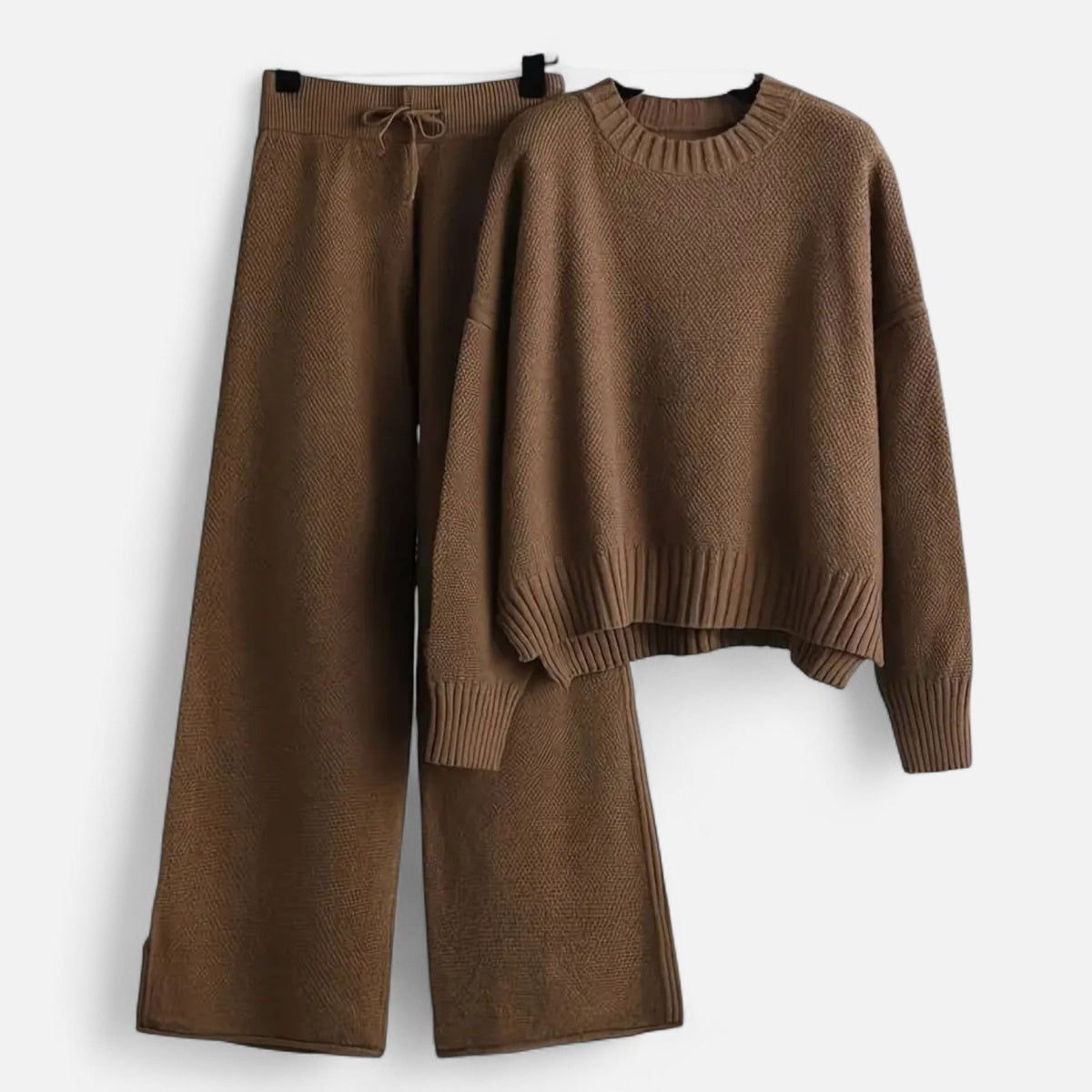 Gebreide set in bruin met trui en wijde broek met trekkoord aan een hanger