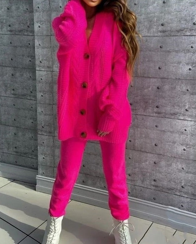 Gebreid huispak met kabelvest in fuchsia, vooraanzicht
