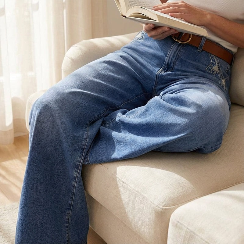 Vintage jeans voor dames in blauw met wijde pijpen, zittend gedragen, close-up