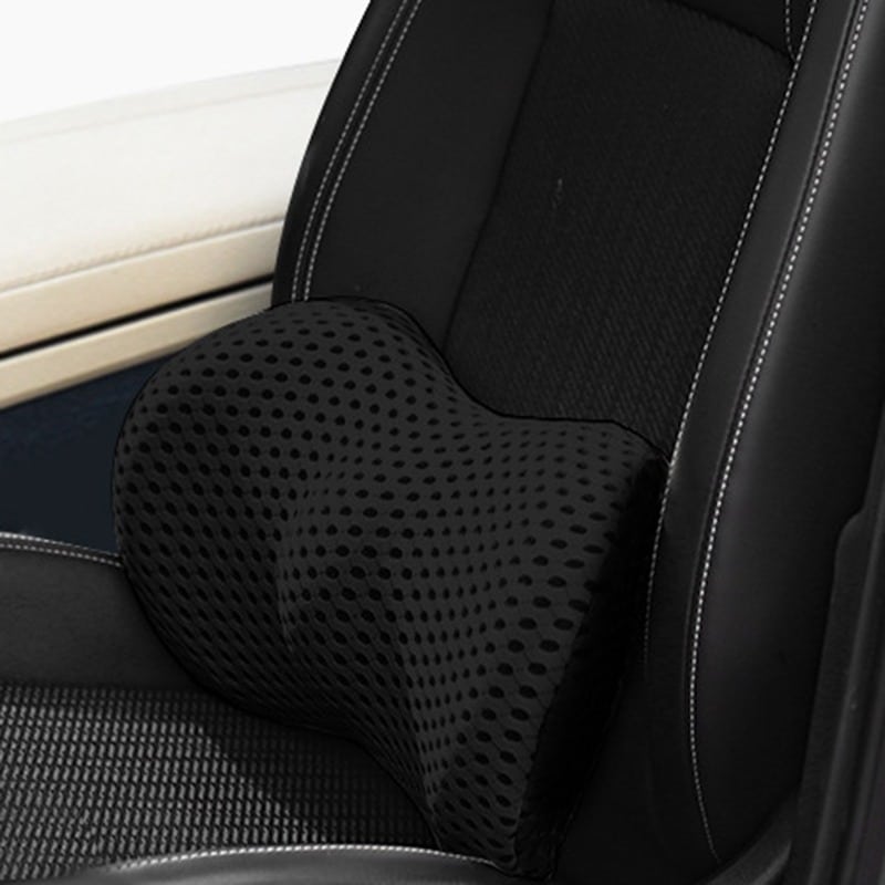 Zwart geperforeerd rugkussen op autostoel, ergonomisch gevormd, gaatjespatroon zichtbaar | Boutique Moda