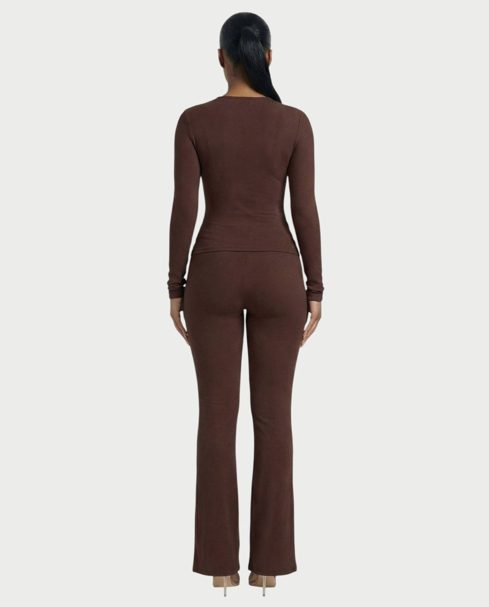 Co-ord set in bruin, strakke longsleeve en flared broek met hoge taille, achteraanzicht