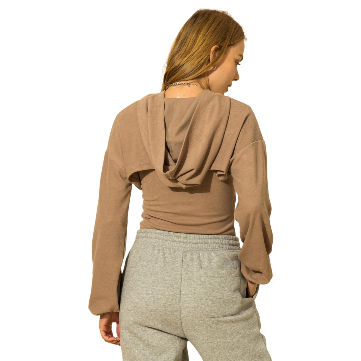 Tweedelige set met korte hoodie-bolero en tanktop in taupe, gedragen, achteraanzicht