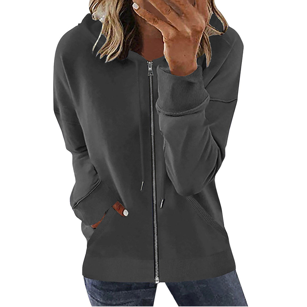 Vrouw in een donkergrijs sweatvest met metalen rits en koorden | Boutique Moda