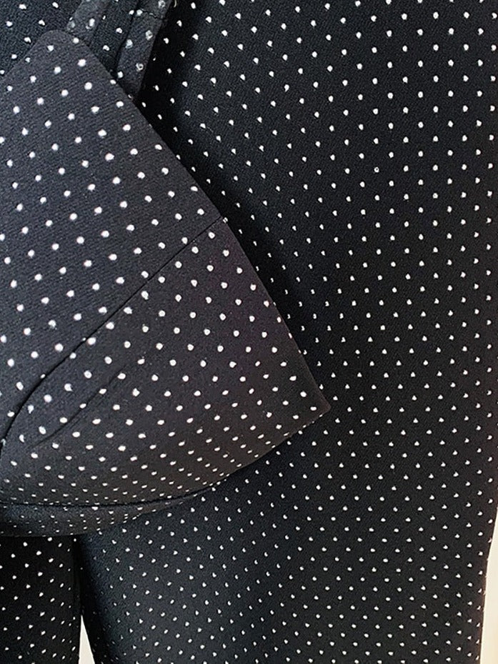 Driedelig glitterbroekpak: blazer met strass, bralette en flared broek in zwart, close-up van de bralette