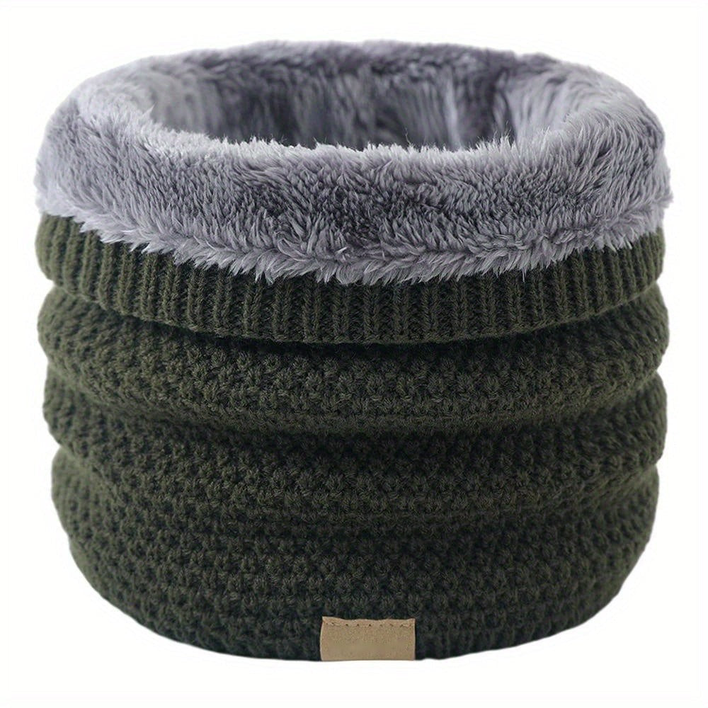 Gevoerde gebreide nekwarmer in legergroen, productfoto