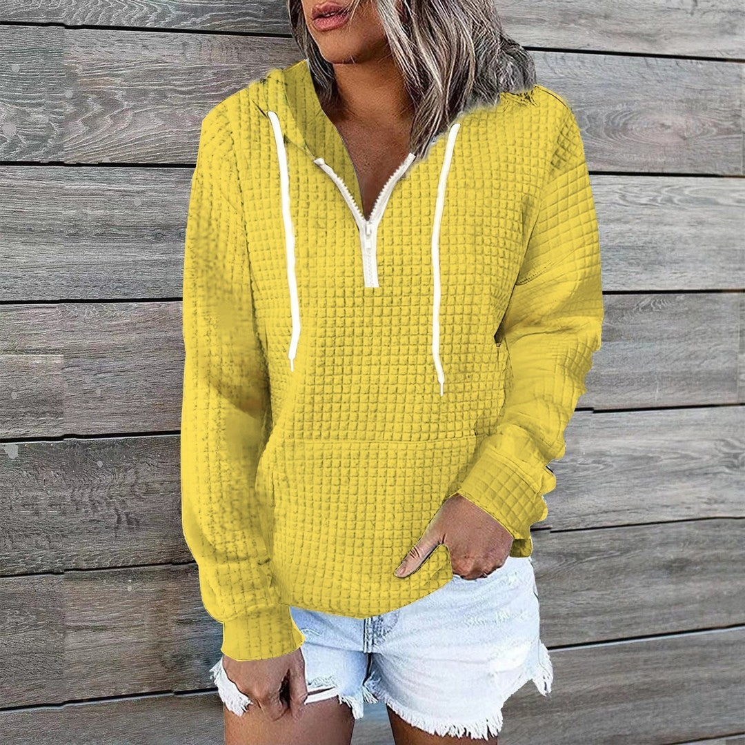 Vrouw in een gele hoodie met witte rits en witte koorden | Boutique Moda