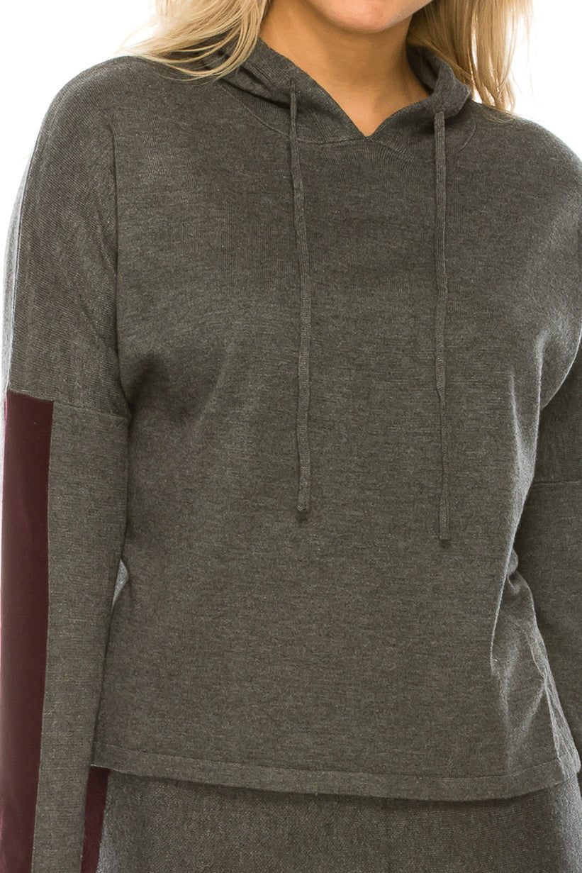 Grijze gebreide hoodie met capuchon en koord, close-up van voren