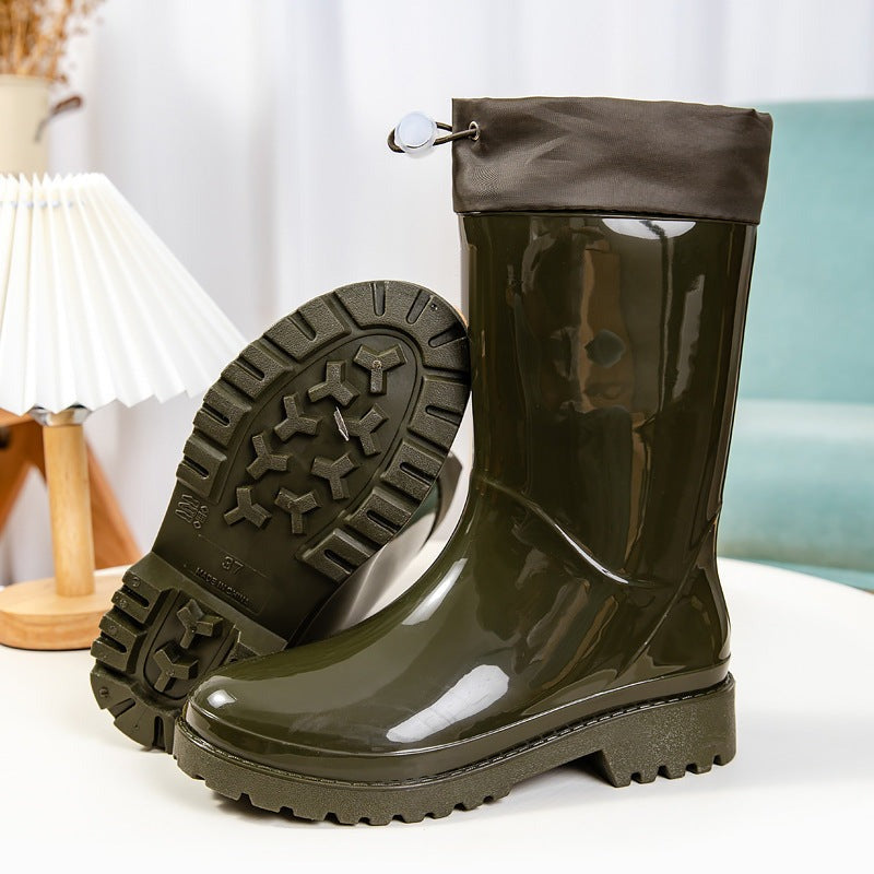 Regenlaarzen met stoffen schacht en koord in olijfgroen, productfoto met de profielzool