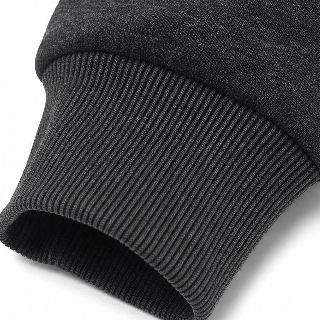 Close-up van de geribde boord aan de mouw van het antraciet vest | Boutique Moda