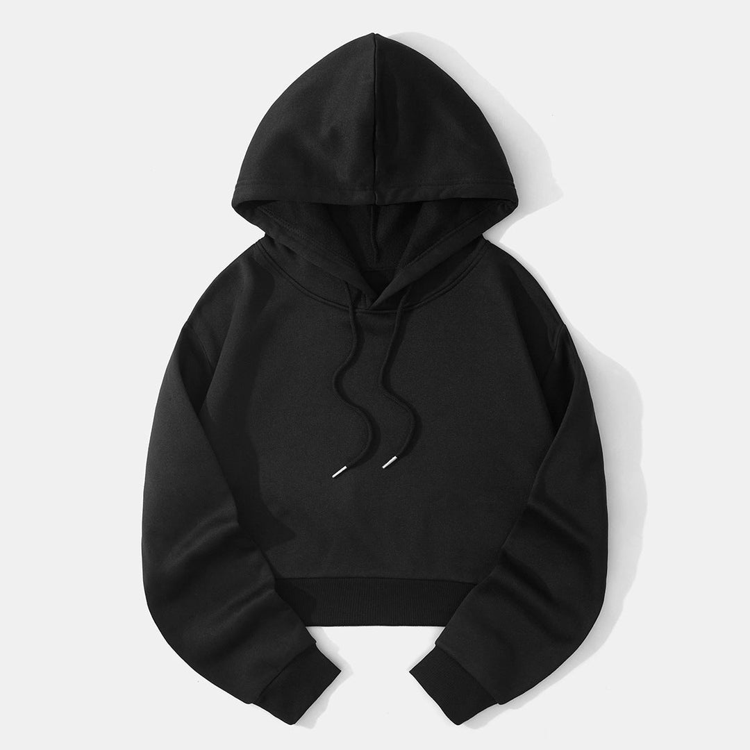 Zwarte cropped hoodie plat neergelegd, vooraanzicht met capuchon | Boutique Moda