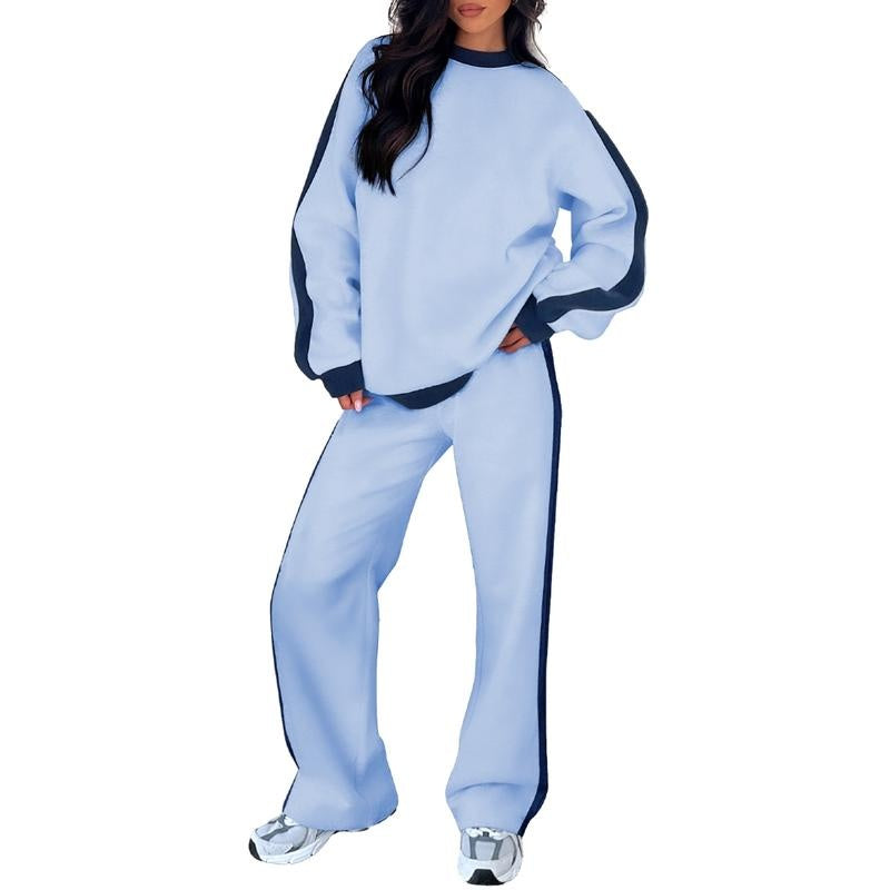 Joggingpak met zijstreep, sweater en rechte broek in lichtblauw, gedragen, vooraanzicht