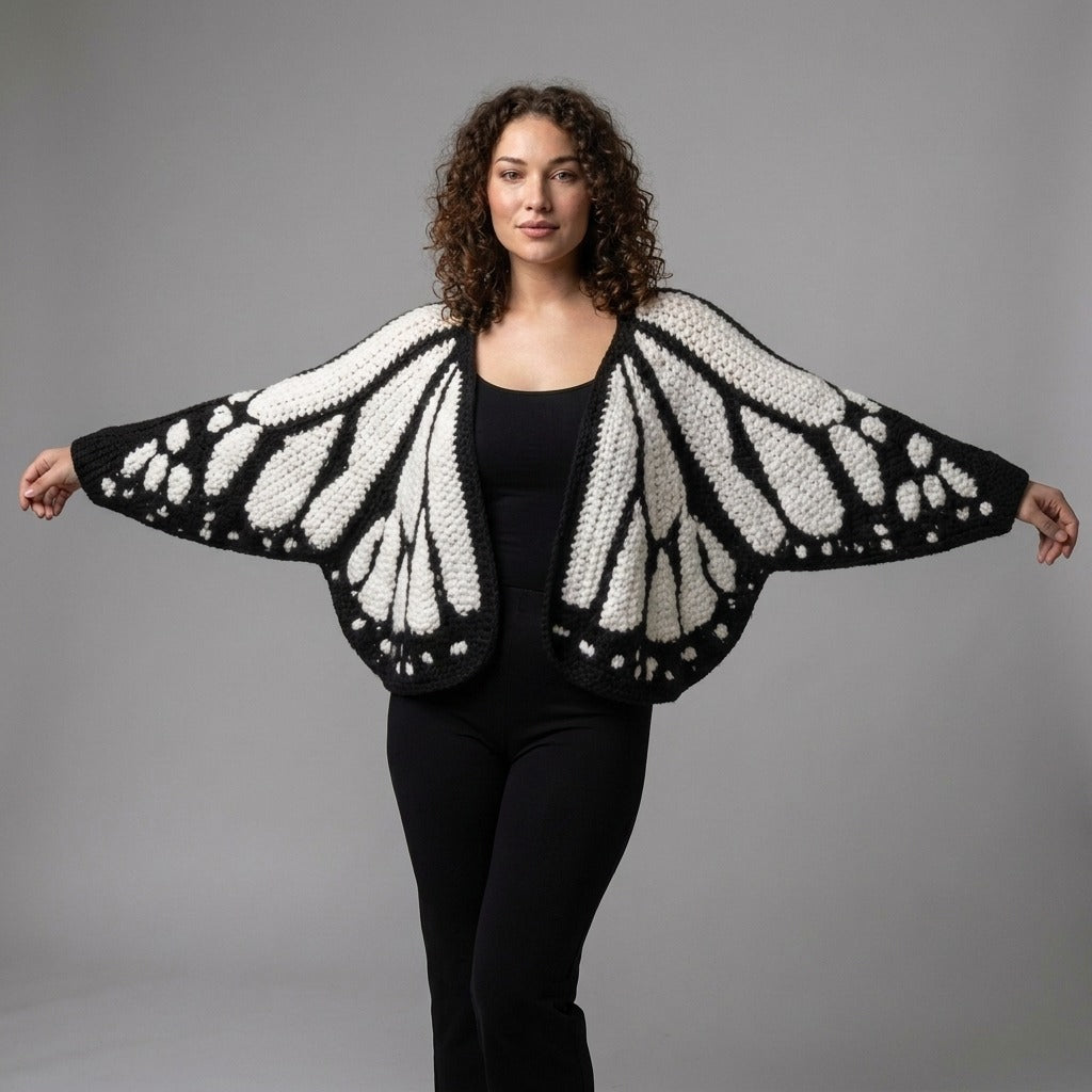 Oversized vest met vlinderpatroon in wit, gedragen met gespreide armen, zodat je de vleugels ziet