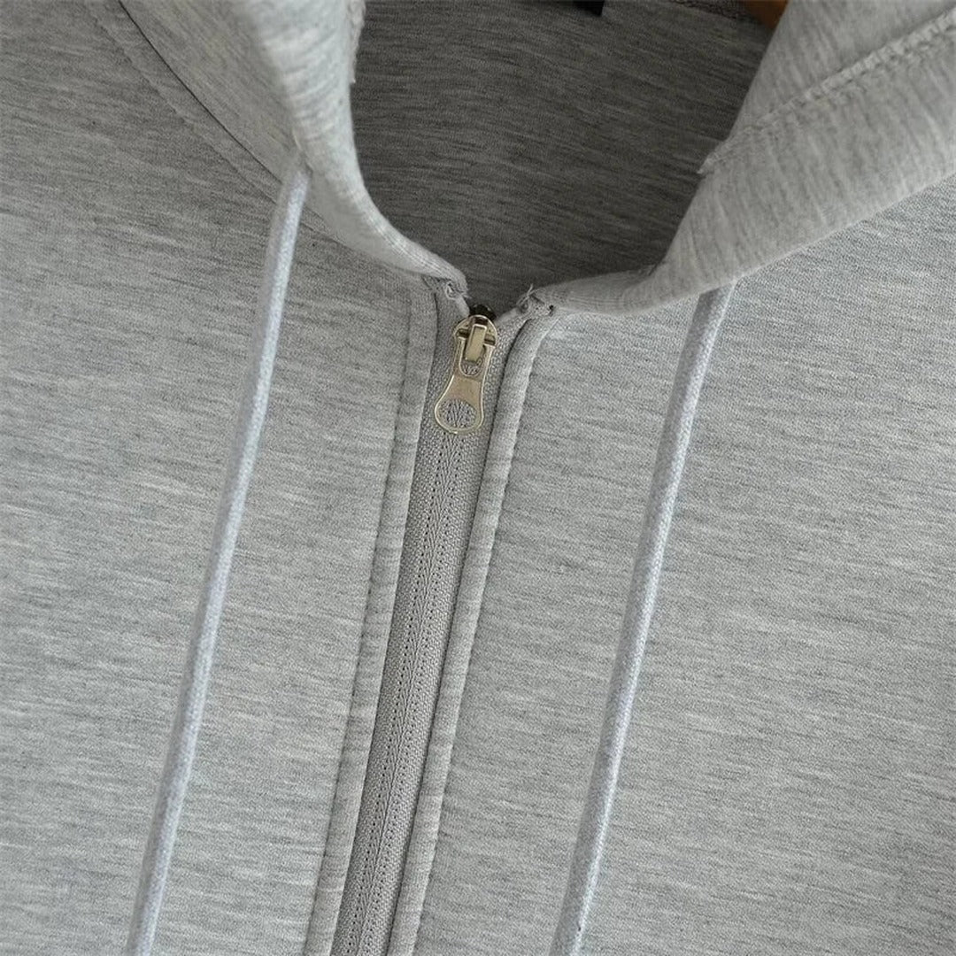 Close-up van de rits en de koorden van het lichtgrijze vest | Boutique Moda