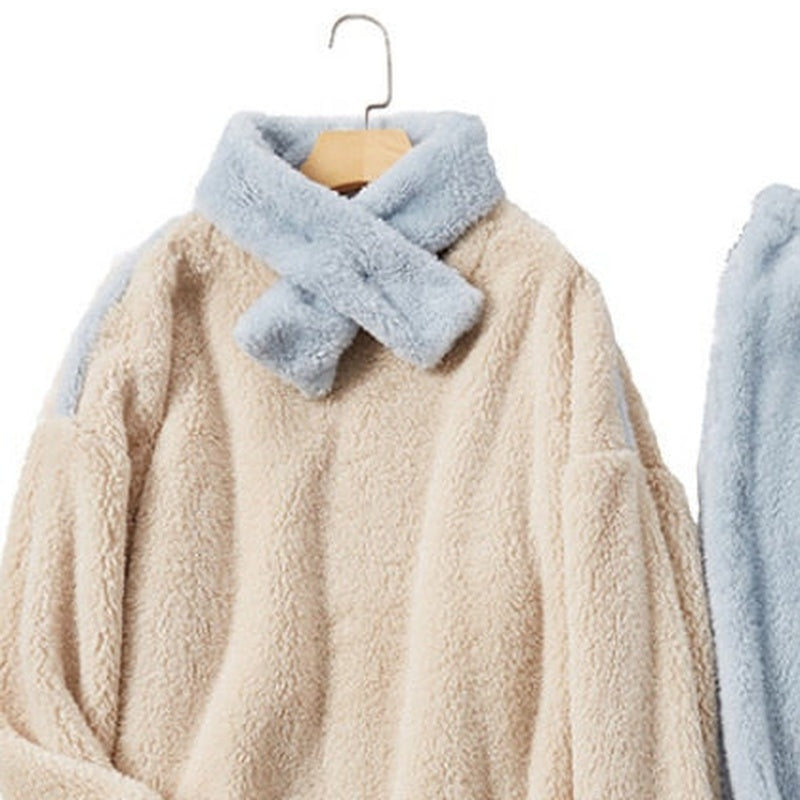 Close-up van het zachte fleece en de blauwe sjaal