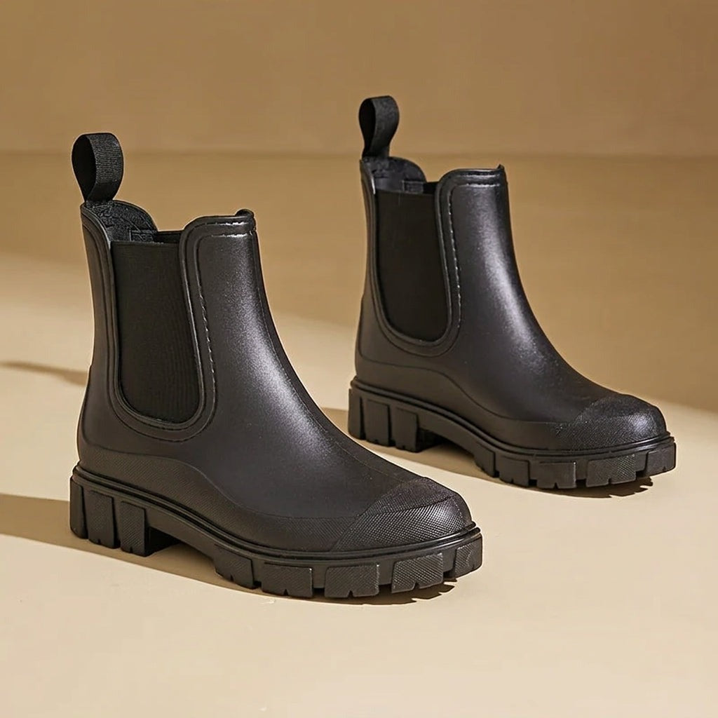 Waterdichte Chelsea boots met neuskap in zwart, gestylde productfoto