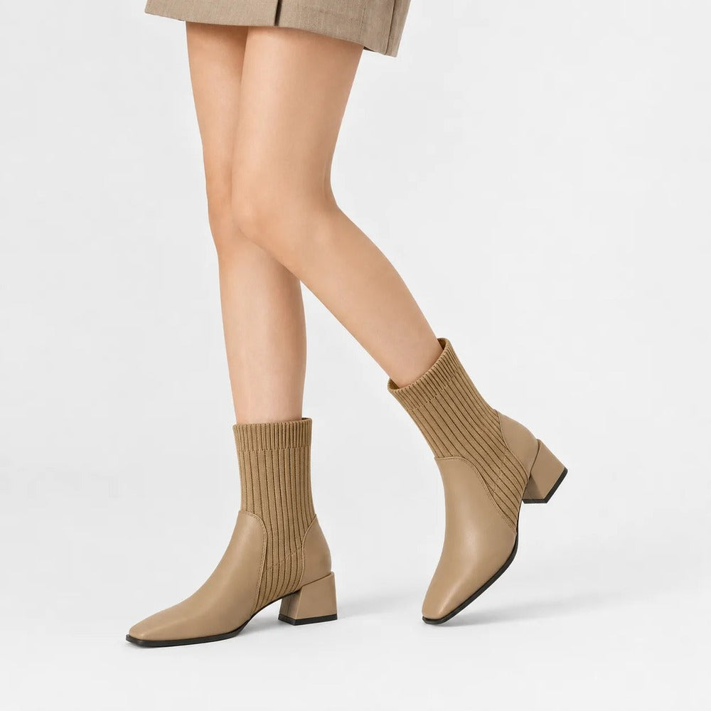 Beige Chelsea boots met gebreide schacht, gedragen