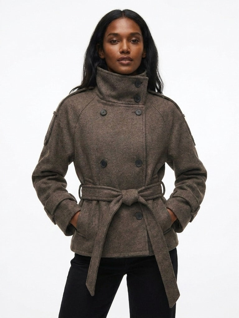 Korte trenchcoat met opstaande kraag in bruin, gedragen, vooraanzicht