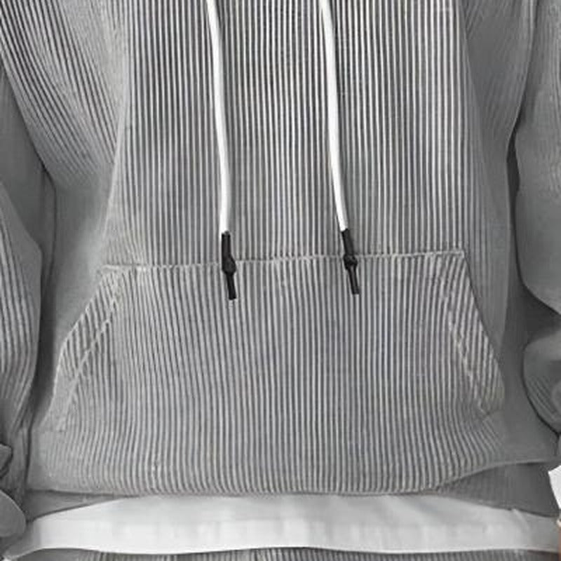 Geribde oversized hoodie voor heren in grijs, close-up van de ribstof en de buidelzak
