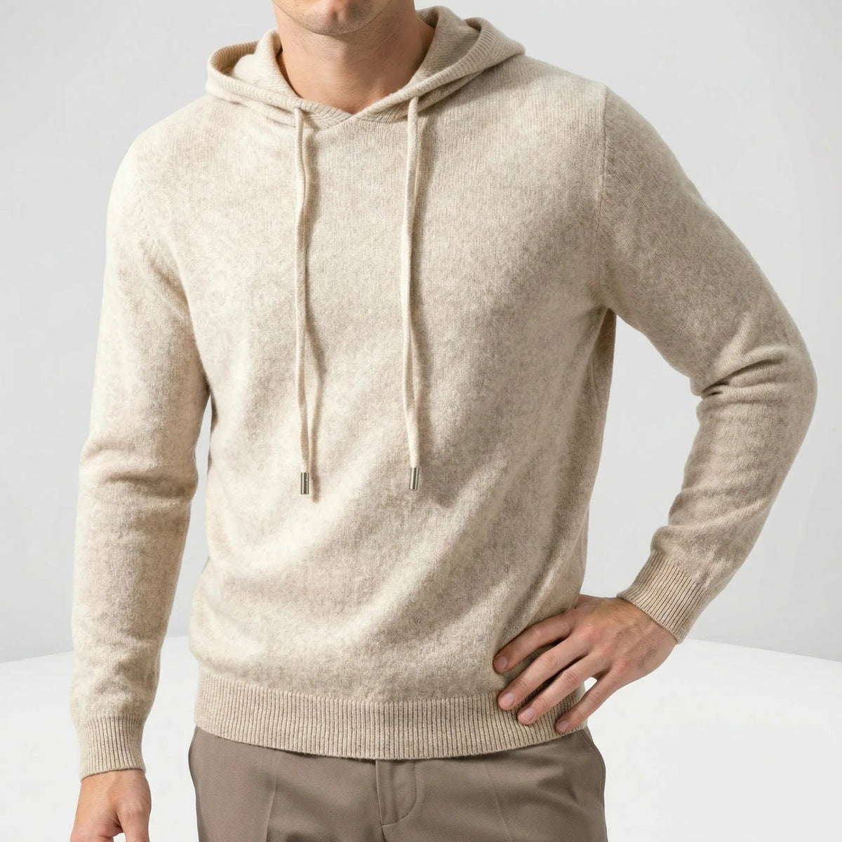 Fijngebreide trui met capuchon voor heren in beige, gedragen, voorkant