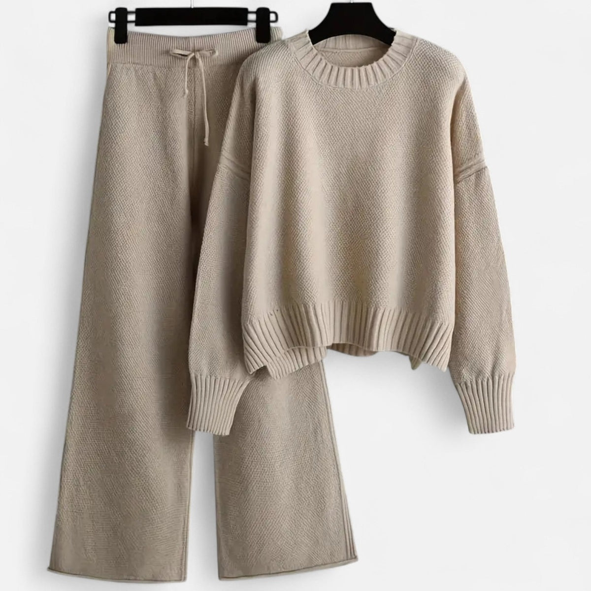 Gebreide set in beige met trui en wijde broek met trekkoord aan een hanger
