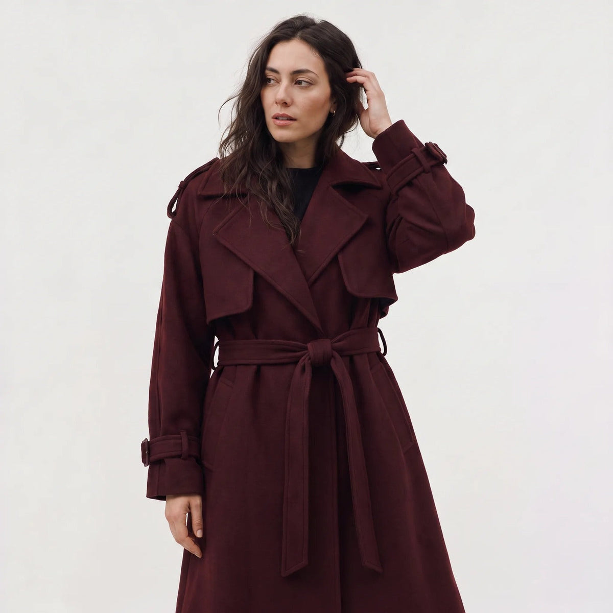 Lange trenchcoat met strikceintuur in bordeaux, gedragen