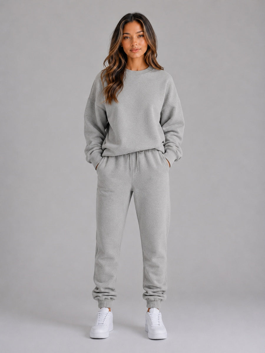 Grijze joggingset met sweater en broek, gedragen door vrouw | Boutique Moda