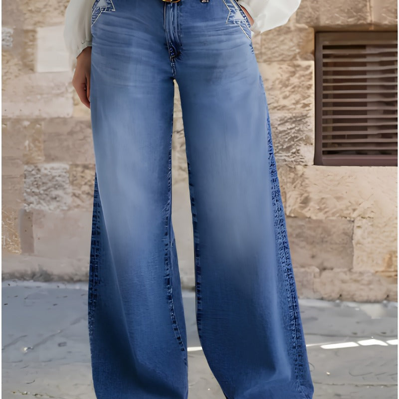 Vintage jeans voor dames in blauw met wijde pijpen, gedragen, close-up van de pijpen
