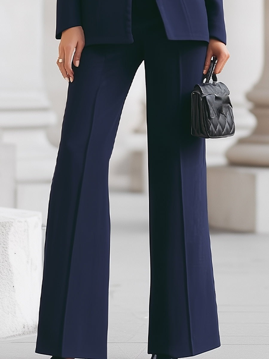 Broekpak met blazer met opstaande kraag en flared broek in marineblauw, close-up van de flared broek