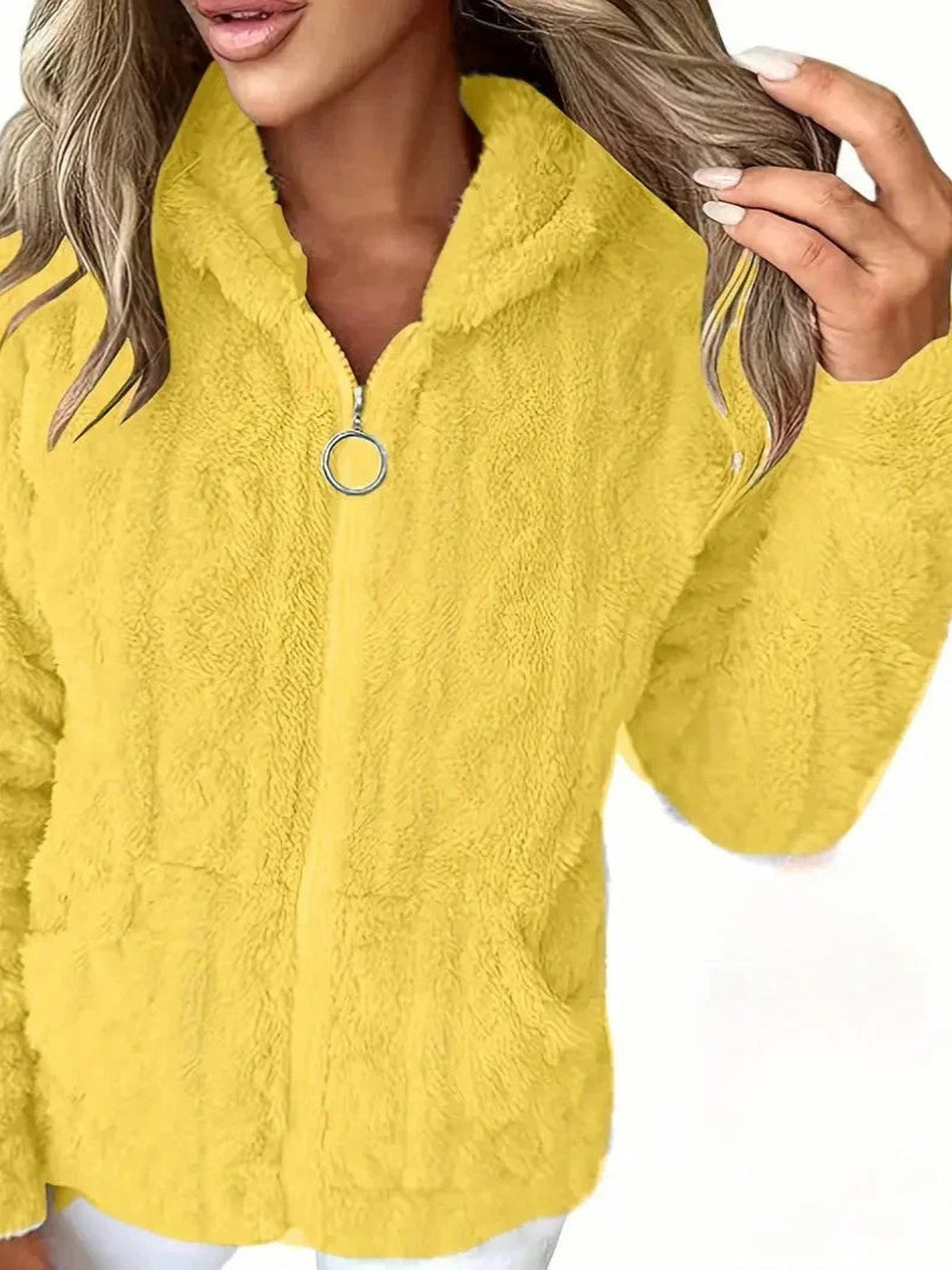 Vrouw draagt een geel teddyvest met capuchon, gesloten rits en ringtrekker | Boutique Moda