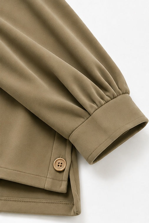Mouwmanchet en zijsplit met knoop in kaki, close-up