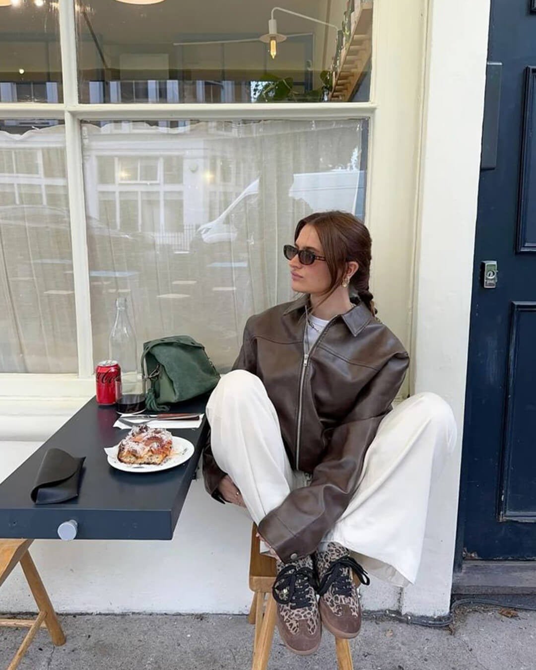 Bruin jack van kunstleer op een terras