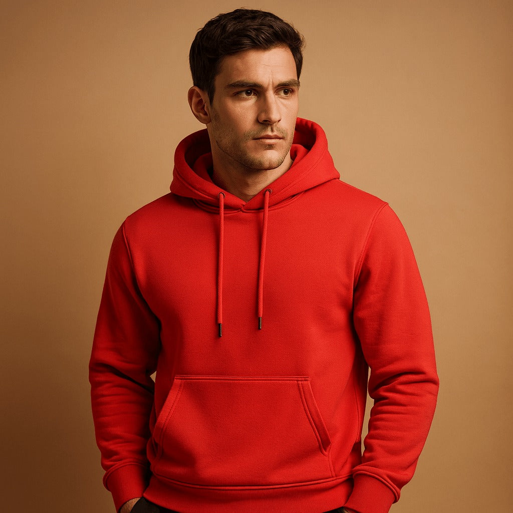 Klassieke hoodie met koord voor heren in rood, gedragen, voorkant
